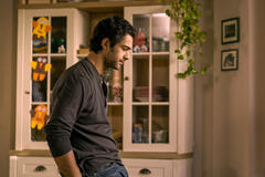 Massimiliano Caiazzo come Valerio in Storia della mia famiglia 1x06