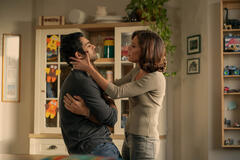  (S-D) Massimiliano Caiazzo come Valerio, Vanessa Scalera come Lucia in Storia della mia famiglia 1x06