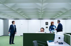 Adam Scott, Zach Cherry, Britt Lower e John Turturro in Scissione 2x03