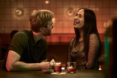 (S-D) Joachim Fjelstrup come Emil e Rosalinde Mynster come Mia in Amore a Copenhagen