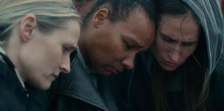 (S-D) Milie Iehfeldt come Rikke, Sara Fanta come Gro, Rosalinde Mynster come Mia in Amore a Copenhagen