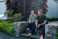 Amanda Peet e Jon Hamm in Your Friends & Neighbors - Stagione 1