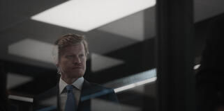 Jesse Plemons come Roger Carlson in Zero Day 1x02