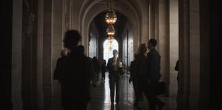 Lizzy Caplan come Alexandra Mullen in Zero Day 1x04