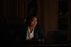 Angela Bassett come President Mitchell in Zero Day 1x02