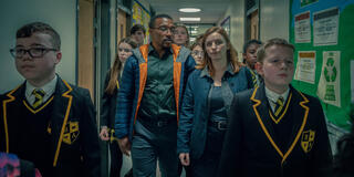 (S-D) Ashley Walters come Detective Inspector Bascombe, Faye Marsay come Detective Sergeant Frank in Adolescence 1x02
