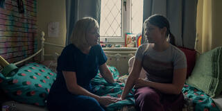 (S-D) Christine Tremarco come Manda Miller, Amélie Pease come Lisa Miller, in Adolescence 1x04