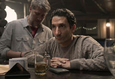 (S-D) Alberto Ammann come Leo, Juan Minujin come Marcos in Atrapados 1x01