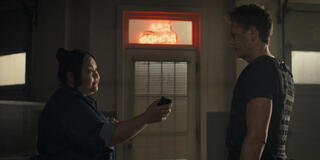 Midge (Jolene Purdy) e Hub Halloran (Kevin Bacon) in The Bondsman