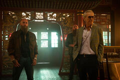 Marco Giallini (dx) in La città proibita di Gabriele Mainetti