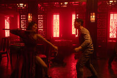 Yaxi Liu (sx) in La città proibita di Gabriele Mainetti