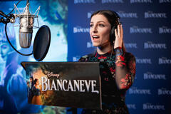 Eleonora Segaluscio presta la voce al personaggio di Biancaneve (canzoni) nella versione italiana del film Disney Biancaneve (2025) di Marc Webb.