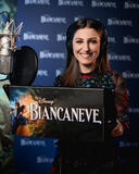 Eleonora Segaluscio presta la voce al personaggio di Biancaneve (canzoni) nella versione italiana del film Disney Biancaneve (2025) di Marc Webb.