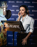 Serena Rossi presta la voce al personaggio della Regina Cattiva (canzoni) nella versione italiana del film Disney Biancaneve (2025) di Marc Webb.