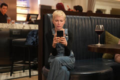 Michelle Williams come Molly in Dying For Sex 1x02
