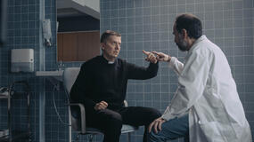 (S-D) Eero Ritala come Joel e Mazdak Nassir come Doctor Aziz Delai in Little Siberia