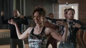 (S-D) Malla Malmivaara come Krista Huhta e Severi Saarinen come Räystäinen in Little Siberia