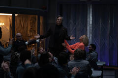 Mark Ruffalo come Kenneth Marshall e Toni Collette come Ylfa in Mickey 17