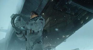 Robert Pattinson come Mickey 17 in Mickey 17