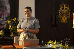 Morgana O'Reilly in The White Lotus 3x04