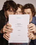 (S-D) Pepe Barroso Silva, Mia Jenkins e Luca Melucci con in mano il copione del film Love Me, Love Me - Cuori Magnetici di Roger Kumble