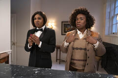 (S-D) Edwina Findley come Sheila Cannon, Uzo Aduba come Cordelia Cupp in The Residence 1x03