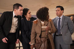 (S-D) Dan Perrault come Colin Trask, Anna Rajo come Agent Anna Rausch, Uzo Aduba come Cordelia Cupp, Randall Park come Edwin Park in The Residence 1x06