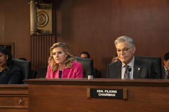 (S-D) Eliza Coupe come Senator Margery Bay Bix, Al Franken come Senator Aaron Filkins in The Residence 1x08