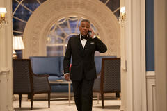 Giancarlo Esposito come A.B. Wynter in The Residence 1x08