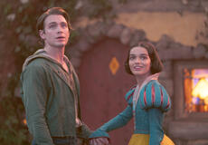 (S-D) Jonathan (Andrew Burnap) e Snow White (Rachel Zegler) in Biancaneve (live action)