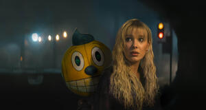 Cosmo (voce di Alan Tudyk) e Michelle (Millie Bobby Brown) in The Electric State