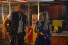 (S-D) Keats (Chris Pratt) e Michelle (Millie Bobby Brown) in The Electric State