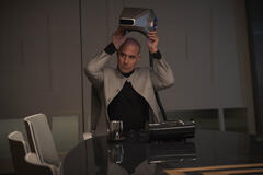 Stanley Tucci come Ethan Skate in The Electric State