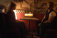 Michelle (Millie Bobby Brown) e Keats (Chris Pratt) in The Electric State