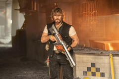 Chris Pratt come Keats in The Electric State