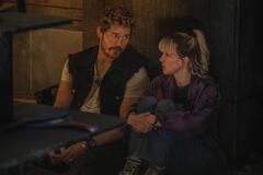 (S-D) Keats (Chris Pratt) e Michelle (Millie Bobby Brown) in The Electric State