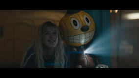 Michelle (Millie Bobby Brown) con Cosmo (voce di Alan Tudyk) in The Electric State