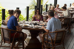 Sam Nivola, Parker Posey in The White Lotus 3x02