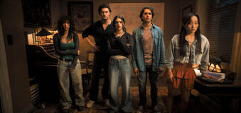 (S-D) Odessa A'zion, Belmont Cameli, Ella Rubin, Michael Cimino e Ji-young Yoo in Until Dawn Fino all'alba - Immagine dal set