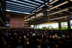 Apple TV+ ha sorpreso migliaia di fan trasformando la Bell Works nel New Jersey nella Lumon Industries per ospitare il panel ORTBO Activation e FYC per Severance di Apple TV+ sabato 5 aprile 2025