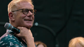 Stephen Daldry (regista) in Stranger Things The First Shadow: dietro le quinte - Immagine dal set