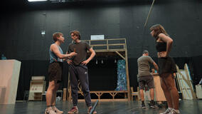 (S-D) Christopher Buckley, Oscar Lloyd e Isabella Pappas in Stranger Things The First Shadow: dietro le quinte - Immagine dal set