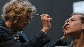 Patrick Vaill e Louis McCartney come Henry Creel in Stranger Things The First Shadow: dietro le quinte - Immagine dal set