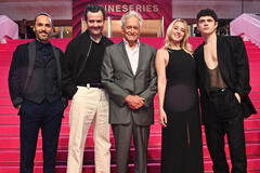  Assaad Bouab, Daniel Mays, Michael Douglas, Ludivine Sagnier e Noah Jupe celebrano la première mondiale di Franklin a CanneSeries