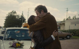 Chris O'Dowd, Rashida Jones in Black Mirror 7x01 - Immagine dal set