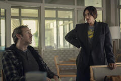 Chris O'Dowd, Rashida Jones in Black Mirror 7x01 - Immagine dal set