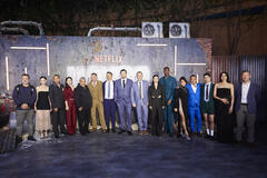 (S-D) Richard Harrington, Jill Winternitz, Jim Caesar, Yann Yann Yeo, Luis Guzmán, Tom Hardy, Aram Tertzakian, Gareth Evans, Ed Talfan, Justin Cornwell, Michelle Waterson, Ching, Xelia Mendes-Jones, Narges Rashidi e Gordon Alexander alla première mondiale di Havoc di Netflix al BFI IMAX il 15 aprile 2025 a Londra, Inghilterra