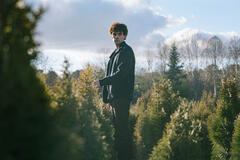 Álvaro Rico come Elmer in Il giardiniere 1x01