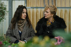 Cecilia Suárez come China Jurado, Emma Suárez come Sabela in Il giardiniere 1x01
