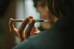 Álvaro Rico come Elmer, Iván Massagué come Tony in Il giardiniere 1x03